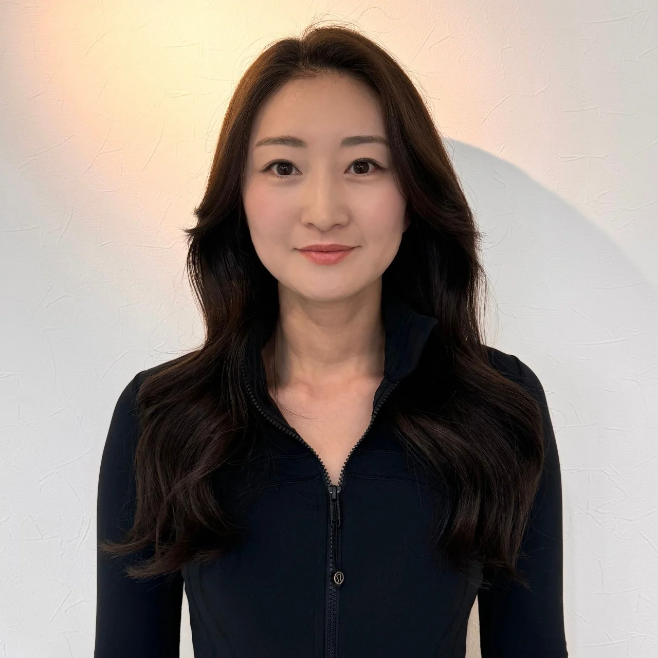 前髪なしでもバランスよく決まる韓国風ウェーブロング【40代のロングヘア】