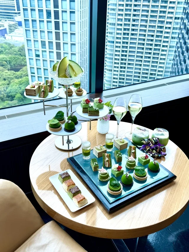 コンラッド東京の抹茶アフタヌーンティー「ボタニカルガーデン」、緑を基調にしたスイーツとセイボリーの盛り合わせ