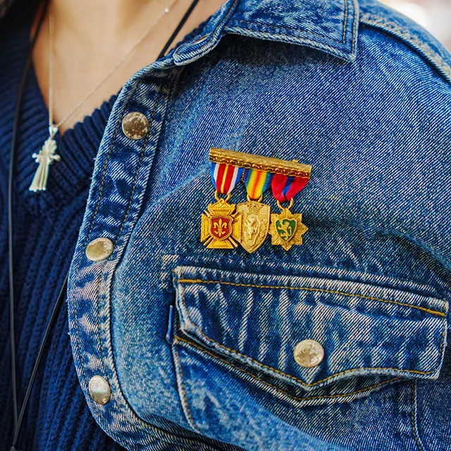 デニムエレガンス　大人のデニムスタイル　ブローチコーデ