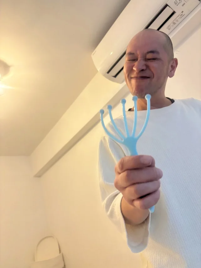 あっちゃん先生が何やらグッズを手に取った