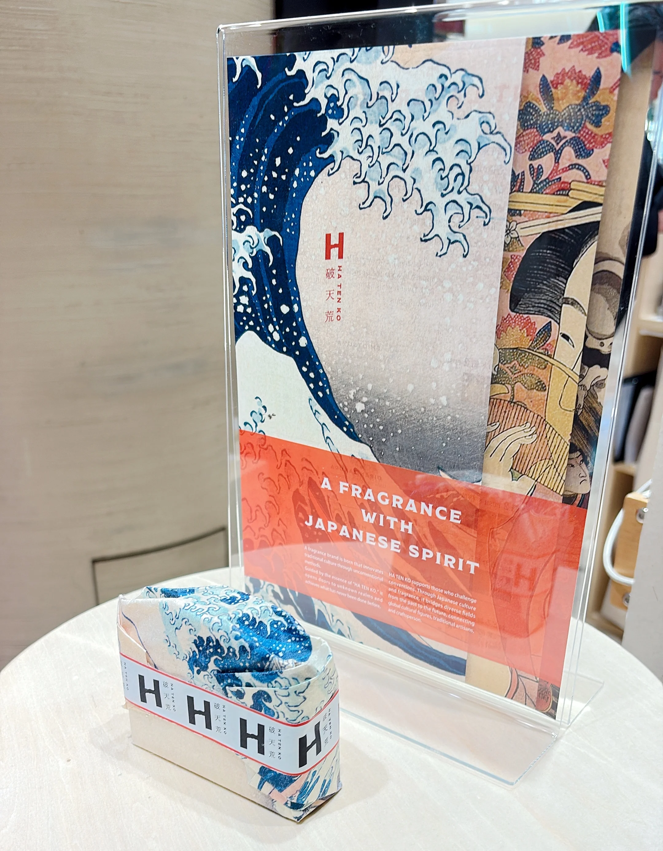 桜のフレグランスも！ 早春にまといたいおすすめの香りまとめ　 写真の香水は「磯波」。柑橘系のトップノートにアッサムティやミュゲがからみ、ムスクやアンバーで包み込んでいく、力強くも透き通るような“磯”っぽい香りが魅力。包み紙には葛飾北斎の代表作「神奈川沖浪裏」採用　破天荒　HATENKO　フレグランス　香水