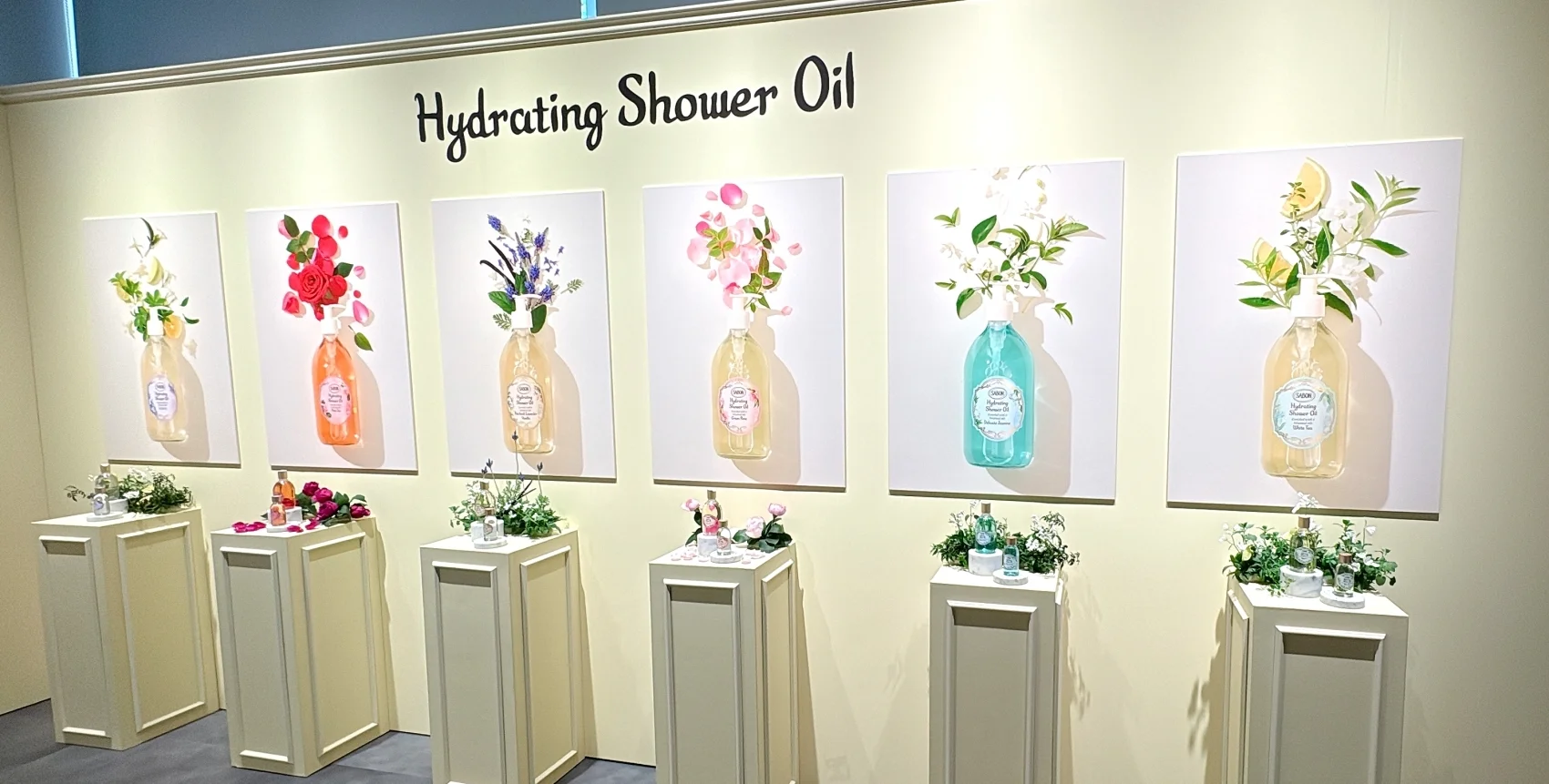 新しくなったシャワーオイルは、人気の香りを集めた全6種。  香りをかげば「SABONだ！」と即わかる、花と果実が奏でる華やかな芳香、皆さまもお気に入りがあるのでは？ 　おすすめをご紹介　新作コスメ　　発表会の写真　SABON　サボン