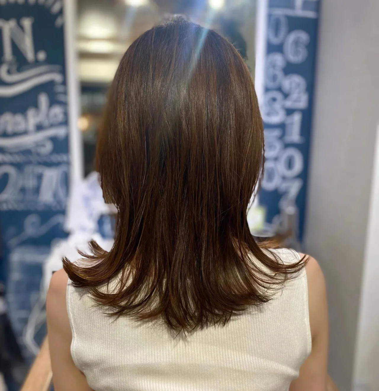 後ろから見た　40代人気ミディアムヘアスタイル４位