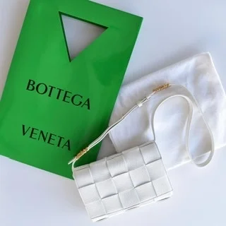 秋冬もかわいい❗️BOTTEGA VENETAのカセット