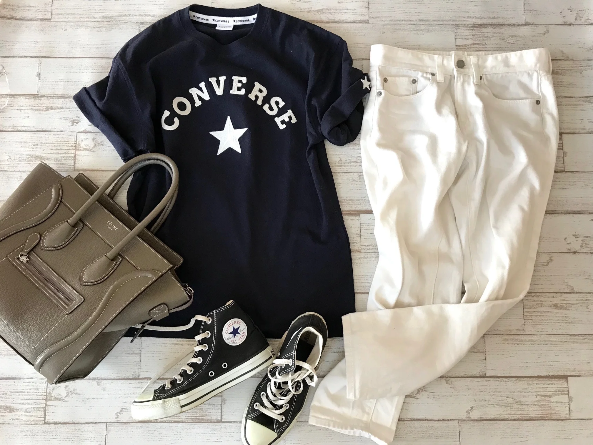 黒コンバースのハイカットスニーカー×Tシャツ＆白パンツのファッションコーデ