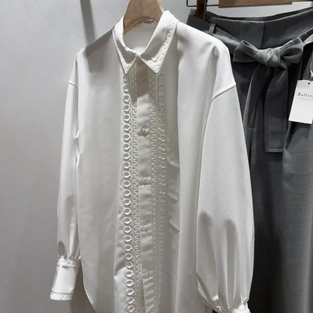 トゥモローランドのデザインシャツの画像写真