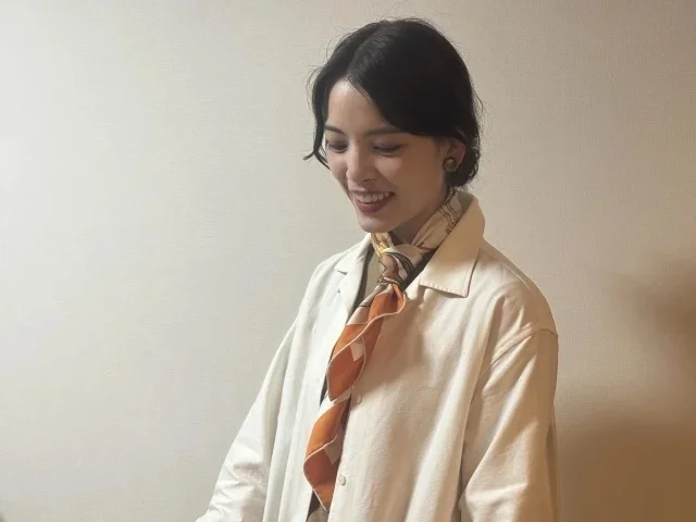 スカーフの巻き方＆アレンジ５選！ 首元・腰巻き・ベルト使いで差がつく春コーデ【40代ファッション】_1_2