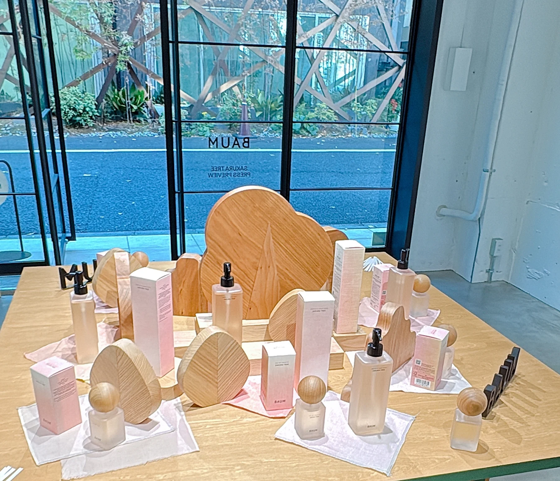 桜のフレグランスも！ 早春にまといたいおすすめの香りまとめ　BAUM：サクラツリー　発表会の写真　桜染めの布とのディスプレイ