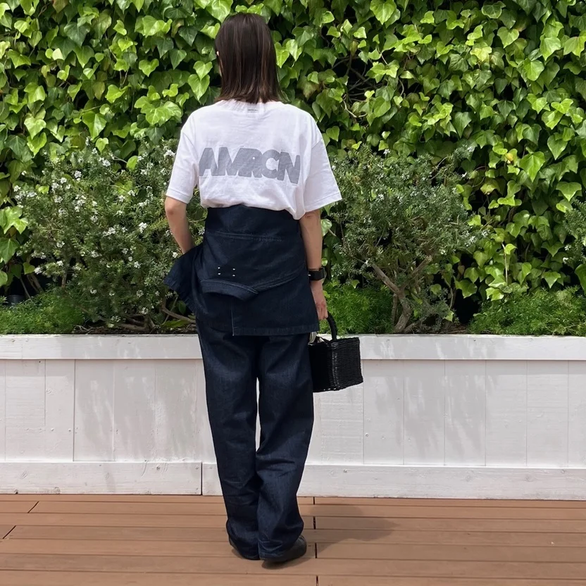“背中ロゴ”にときめく【AMERICANA(アメリカーナ)】ロゴTシャツでつくる大人カジュアル