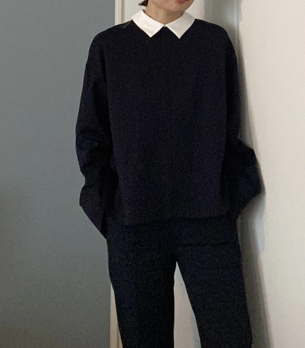 エムセブンデイズ　襟つき２WAYトップス　ネイビーのパンツとコーデ