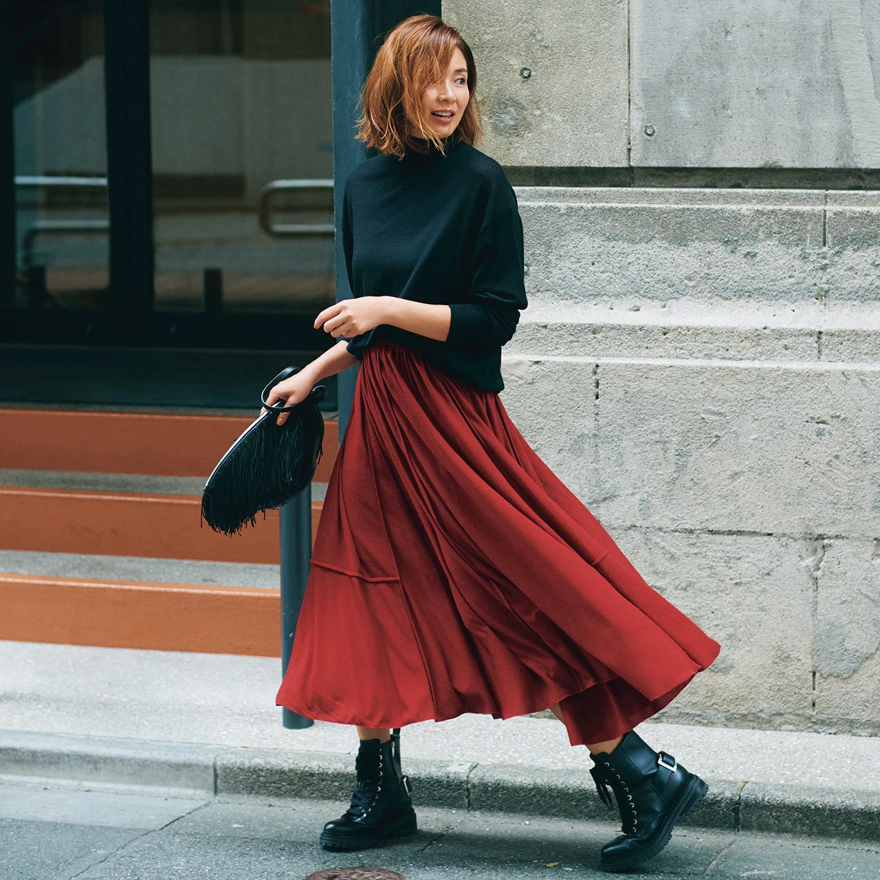 黒ニット×赤スカート
