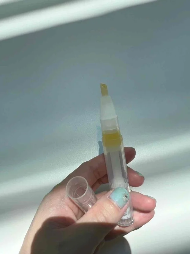 ペン型容器のネイルケアオイル