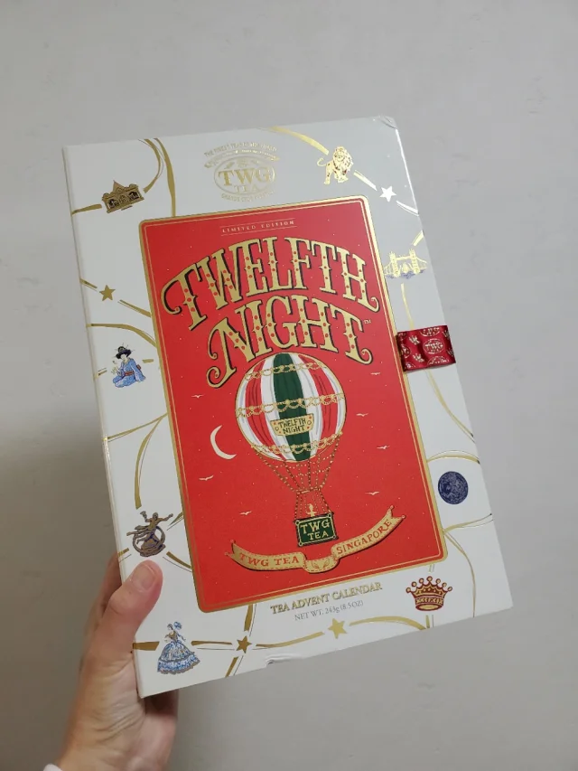 TWG Tea（ティーダブリュージーティー）トゥウェルフスナイト アドヴェントカレンダー2025、40代女性へのご褒美ギフト、ゴールドのパッケージ