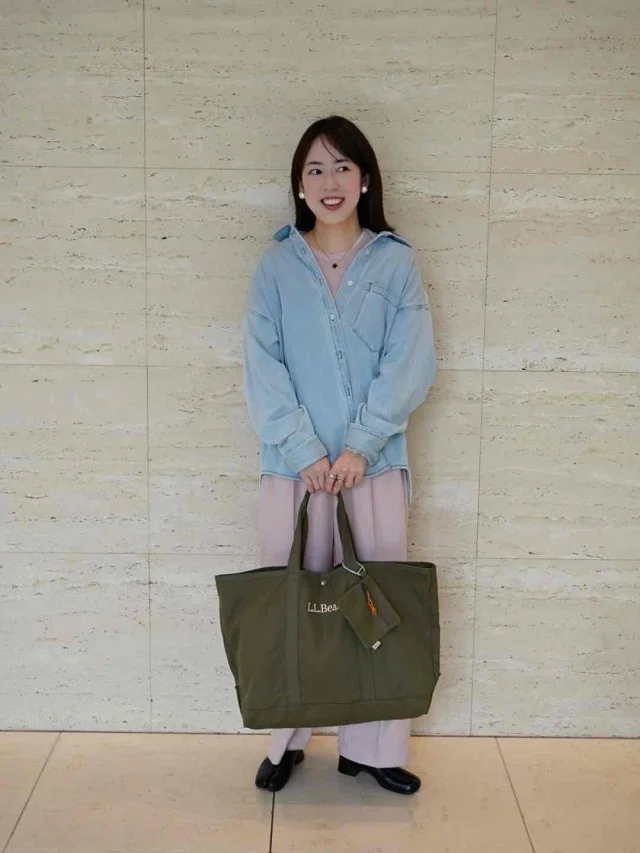 デニムシャツ×マザーズバッグでカジュアルに。