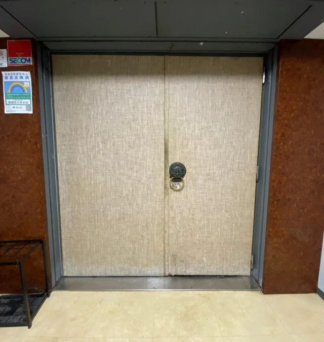 ビルの外には看板がありますが、エレベーターで降りるとそこにはドアのみが……。