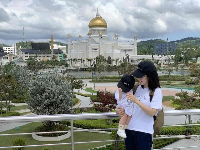 街中でひときわ目を引く、美しいモスク