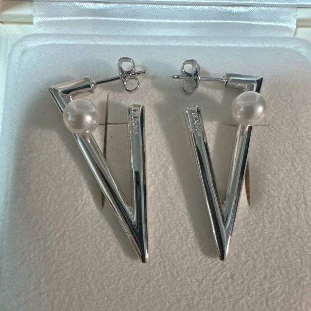 【40代ご褒美ジュエリー】ミキモト「Vコードピアス」_1_6