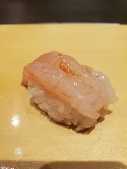 旬菜ダイニング白樺内の寿しカウンター富寿し蔵にて、日本海で水揚げされた新鮮な魚介の握り寿司。