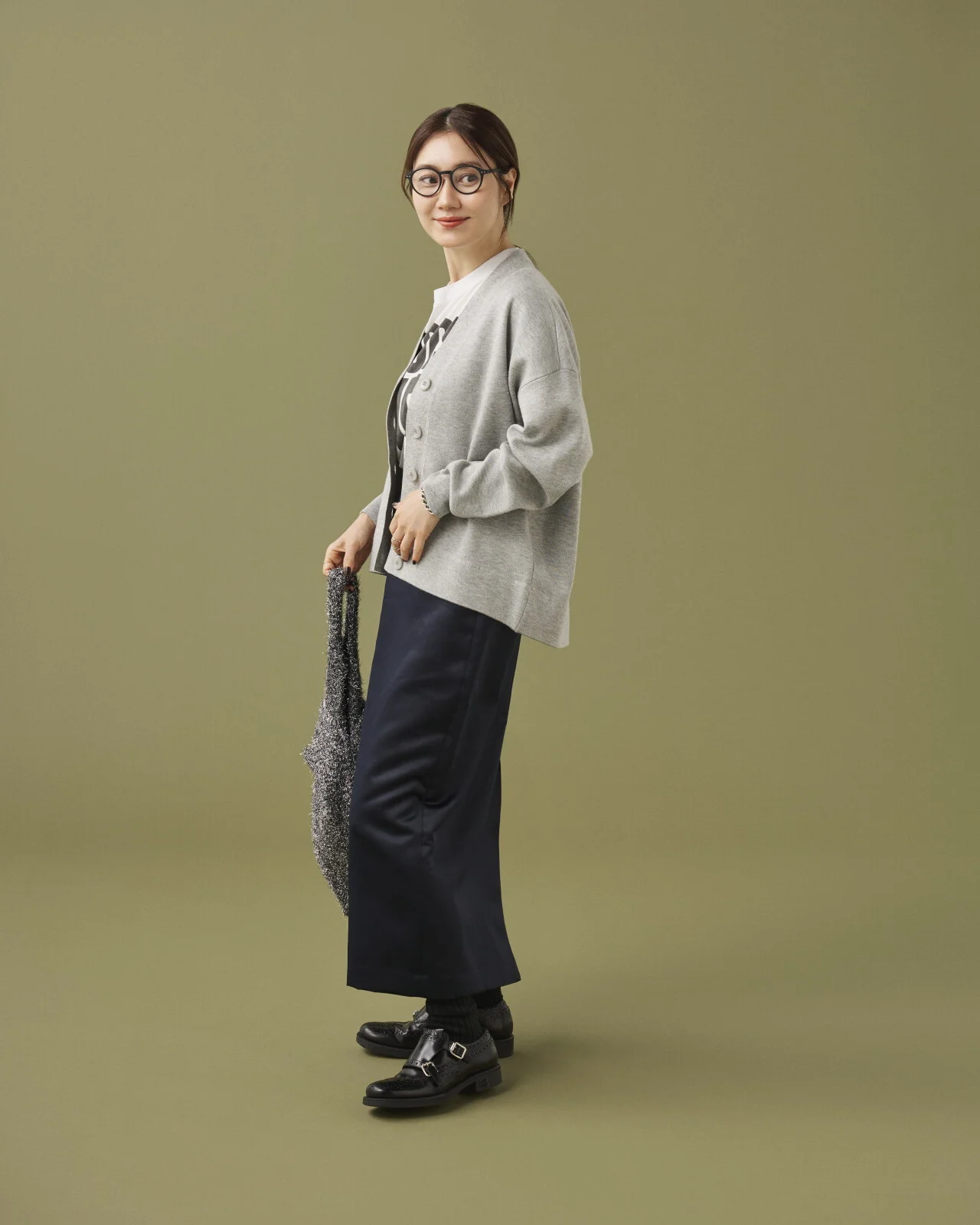 東原妙子着用画像グレーカーデ