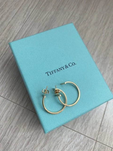 憧れを日常に。Tiffany「T ワイヤーフープピアス」_1_1