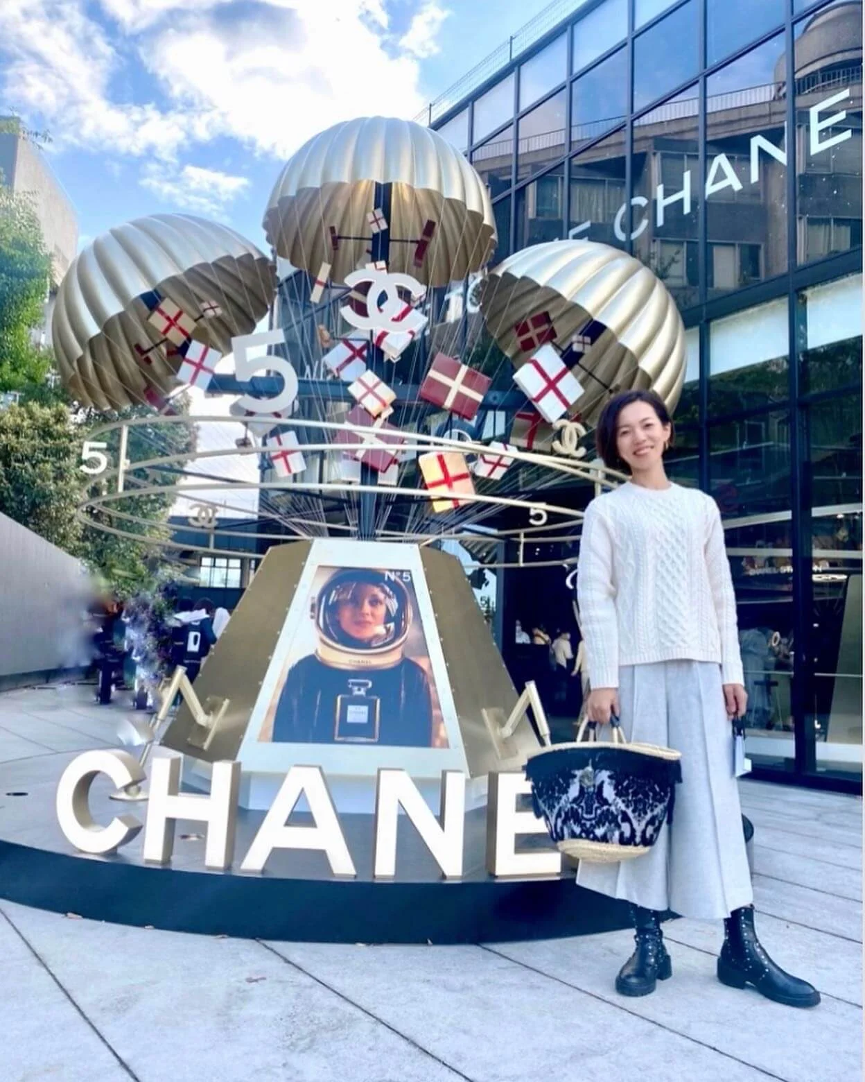 UNIQLO白ニットでCHANELイベントへ手元保湿アイテムも