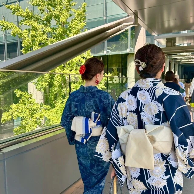 二人の後ろ姿