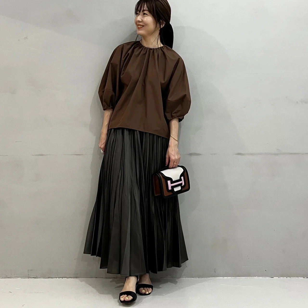 日差しも冷房も強すぎる!?　“暑くて寒い”８月に、ブラウス風Tシャツが大活躍！【小柄エディター伊藤真知の「ミドフォーの今こそ、きれいな服が着てみたい！」 #16】