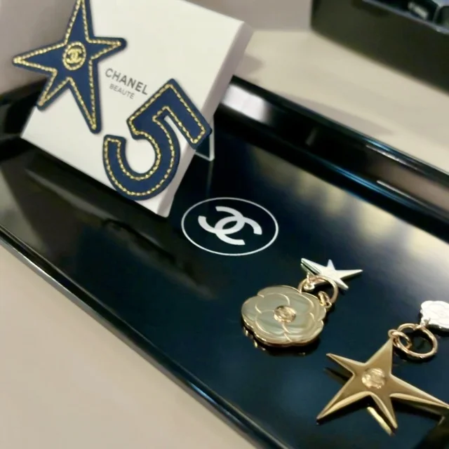 購入者にはチャームとワッペンプレゼントも