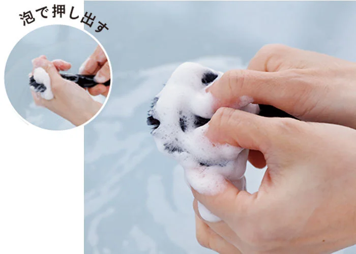 動物毛ブラシの正しい洗い方　Step1全体を洗う