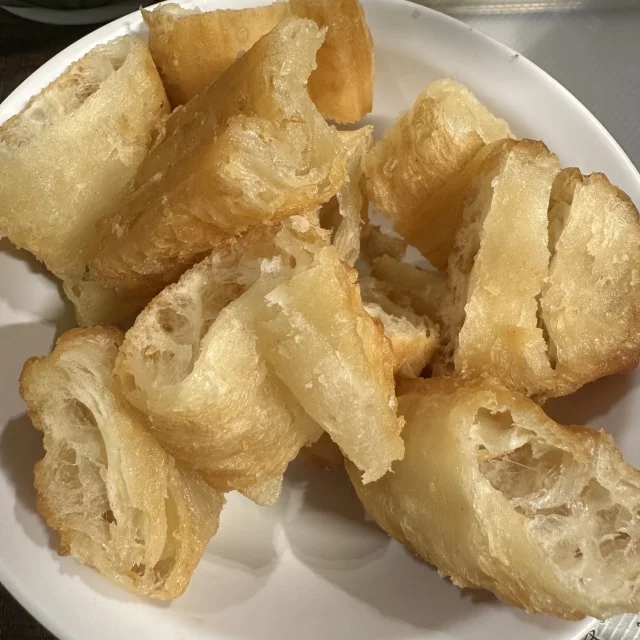 「油条」と呼ばれる揚げパン。
