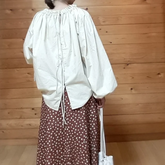 SHAINA MOTE （シャイナモート)のバルーン袖ブラウスとブラウンスカートのコーデの後ろ姿