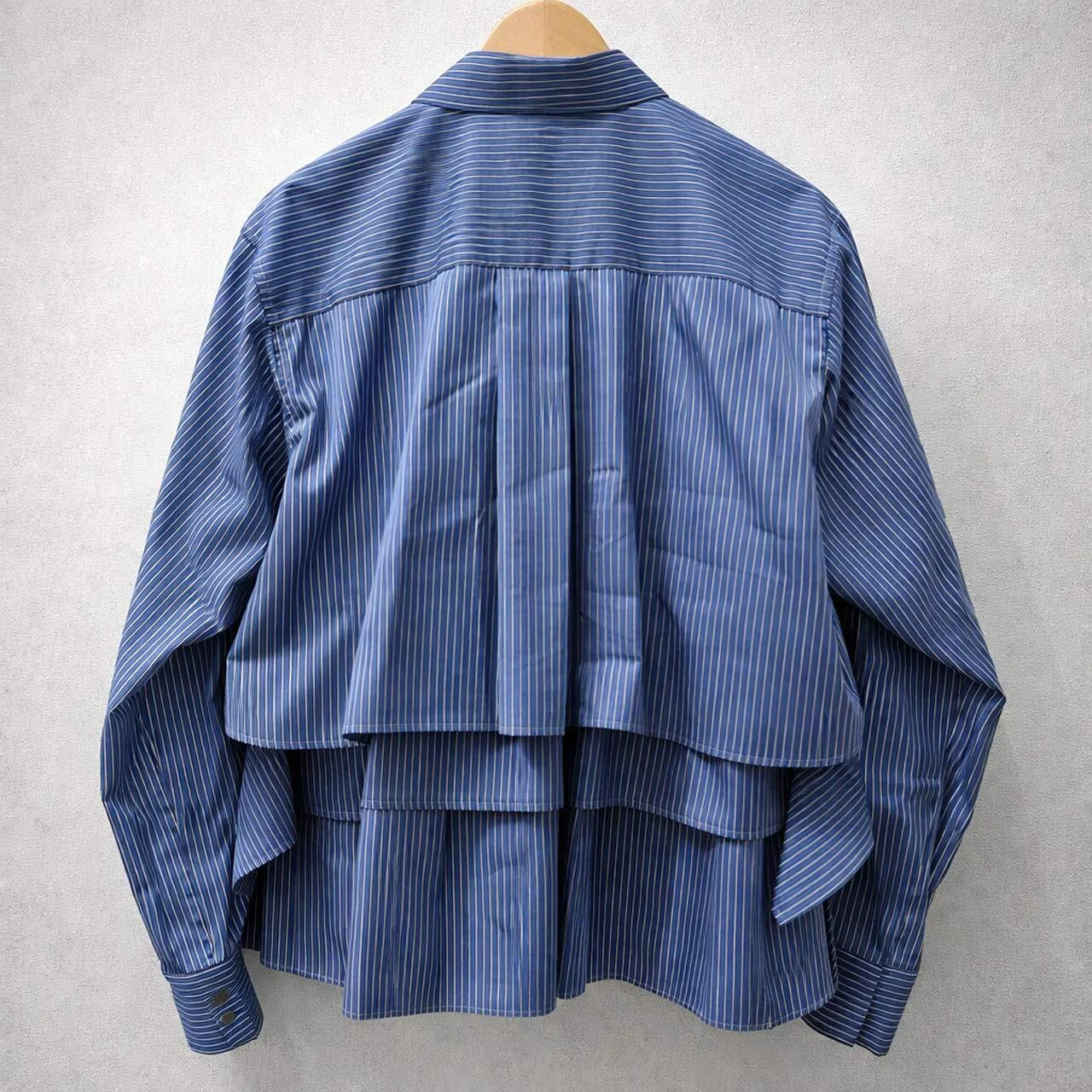 サカイ　ブルーのポプリンシャツ　バックスタイル