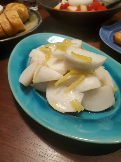 awabiware（アワビウェア）トルコ青のオーバル皿に盛り付けた副菜のイメージ