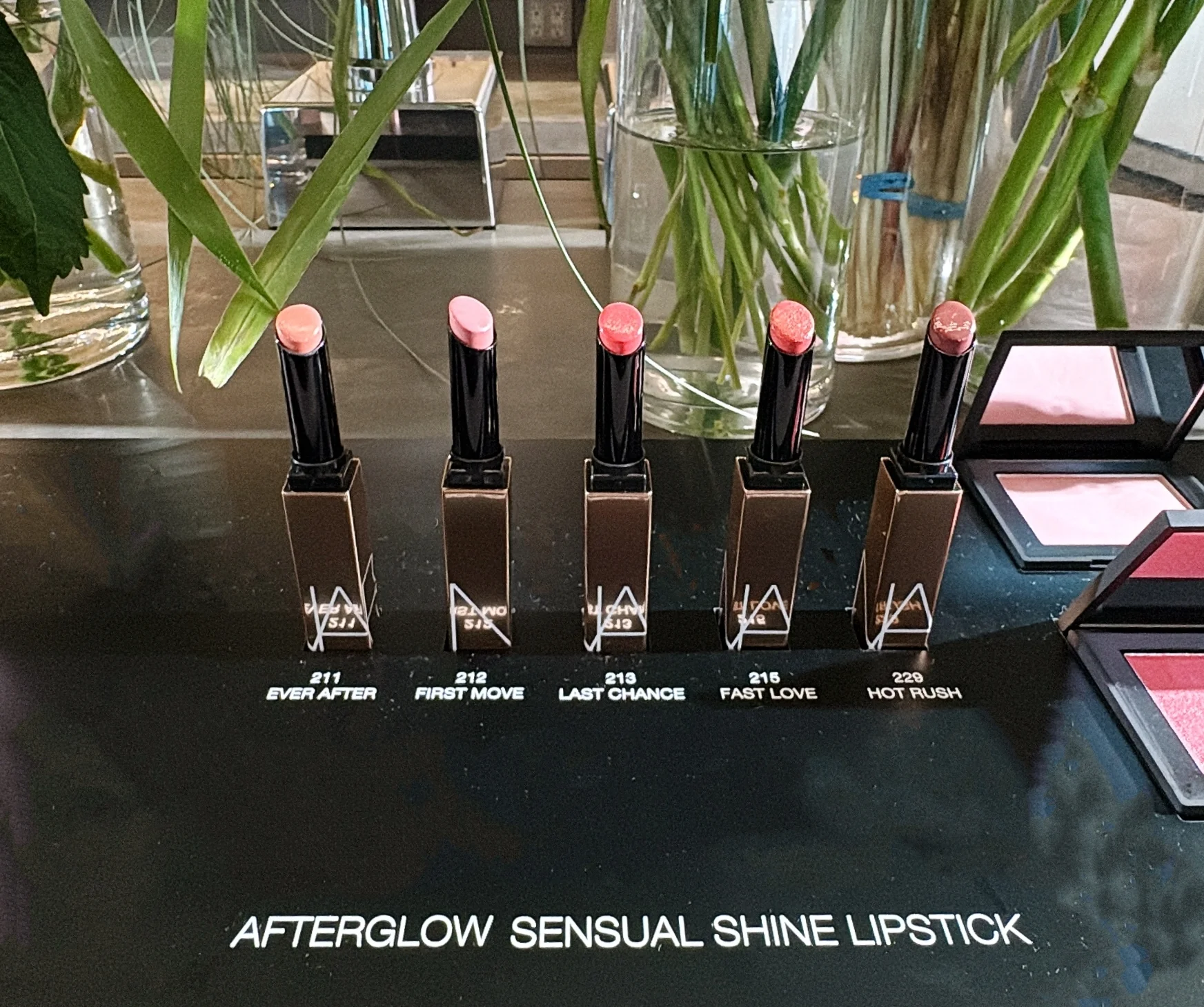 2026 新作コスメ　こちらのリップは、先ほどご紹介したリップバームと同じく“アフターグロー”の名を冠したリップスティック。保湿力とつややかな発色を両立し、唇をふっくらさせながら彩ることができる１本。こちらも新たに５色が仲間入りしています。   NARS アフターグロー センシュアルシャイン リップスティック　新５色　各￥4730／NARS JAPAN＜１月16日（金）発売＞