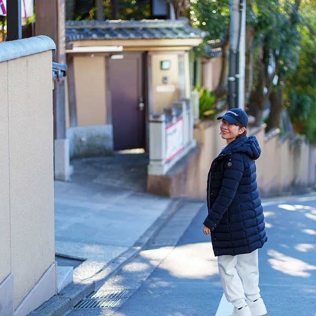 batonerニットのコーディネート　capehorn ダウンコーデ　40代きれいめコーデ　50代きれいめコーデ　ホワイトパンツコーデ