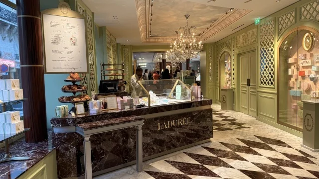 ラデュレ　パリシャンゼリゼ通り店