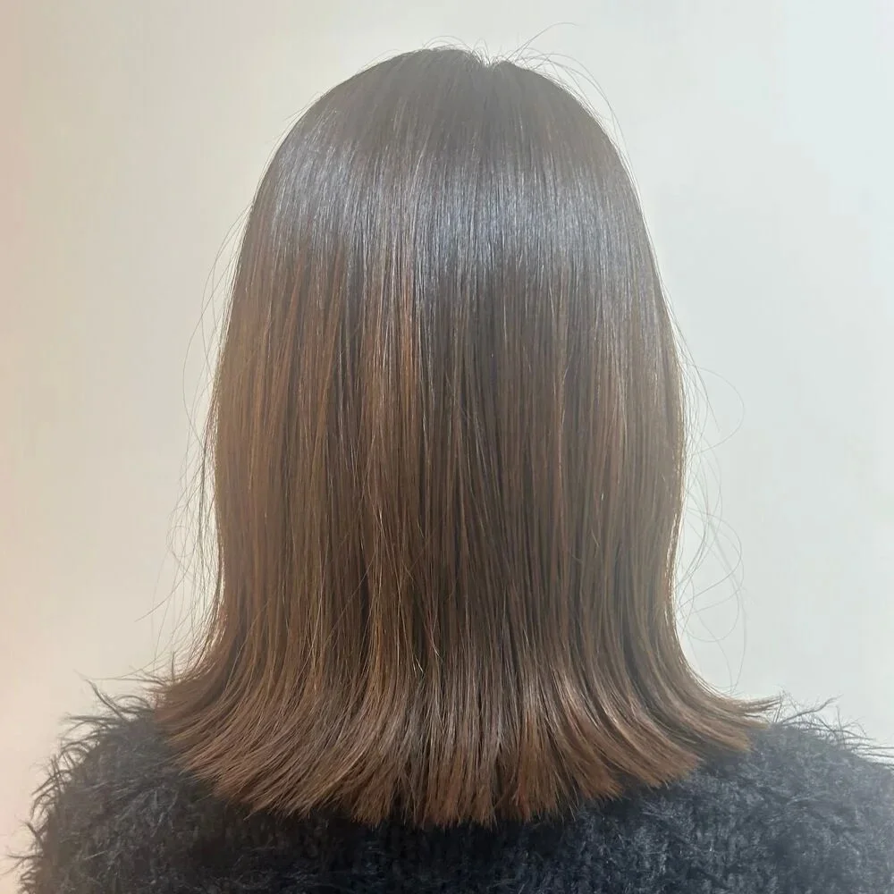 後ろから見た人気ミディアムヘア2位のヘアスタイル