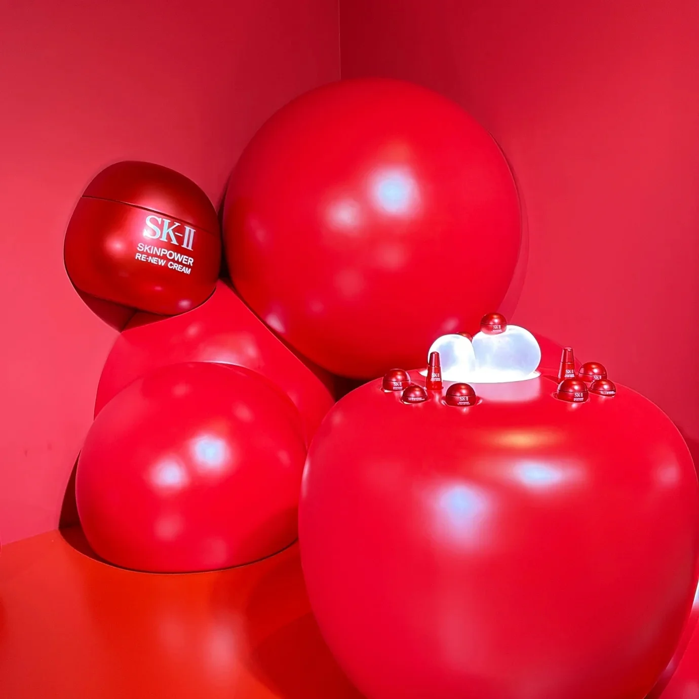 2025　ベストコスメ　下半期　スキンパワー リニュー エッセンス　30mL ￥18150、75mL ￥35750（価格は編集部調べ）／SK-II　ハリケア　おすすめ　発表会の写真