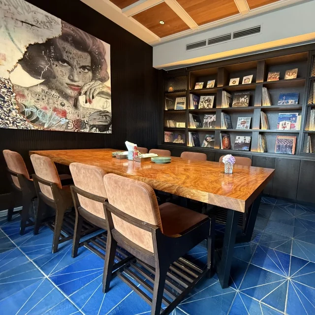 ニューアメリカンな店内