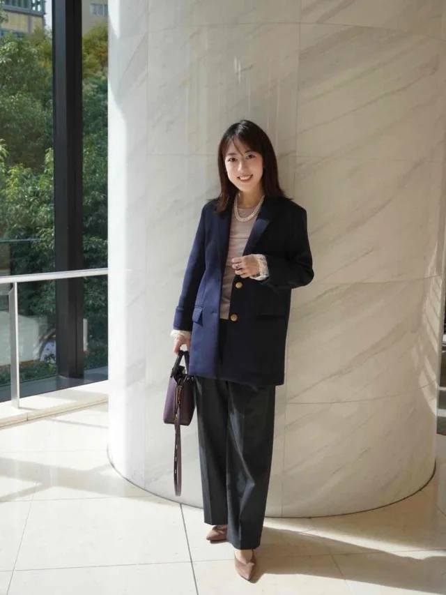 ジャケット×パールで少し華やかに。