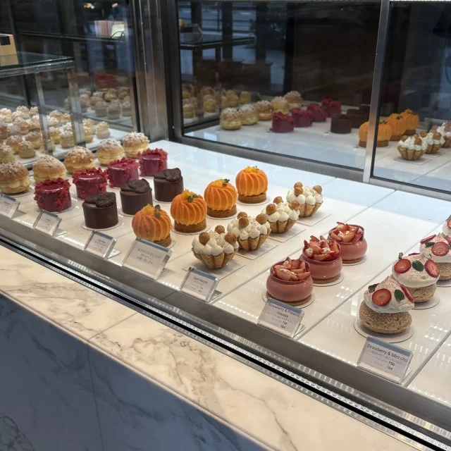 ずらっと並ぶケーキのショーケース