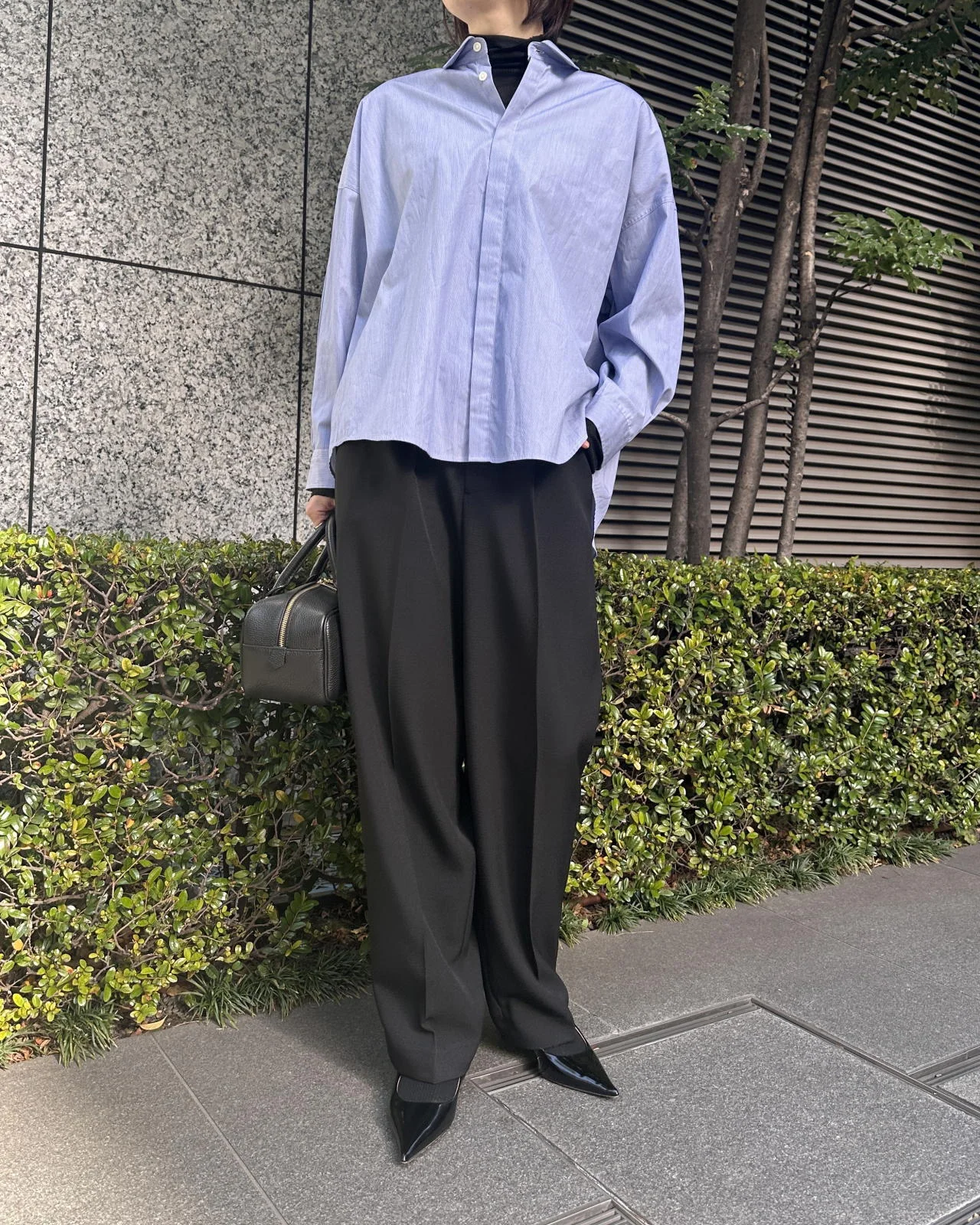 ツイード風腰高見えタックパンツ　ブルーのシャツとのコーデ