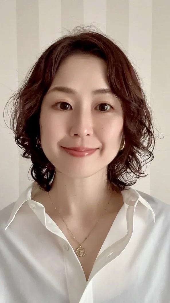 レイヤーヘア。カラーはピンクベージュ