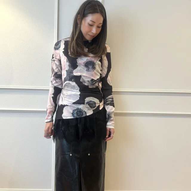 プリントが引き立つように黒で統一