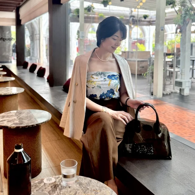 スカーフをベアトップ風に！“巻くだけ”で叶う、今っぽ華やかコーデ