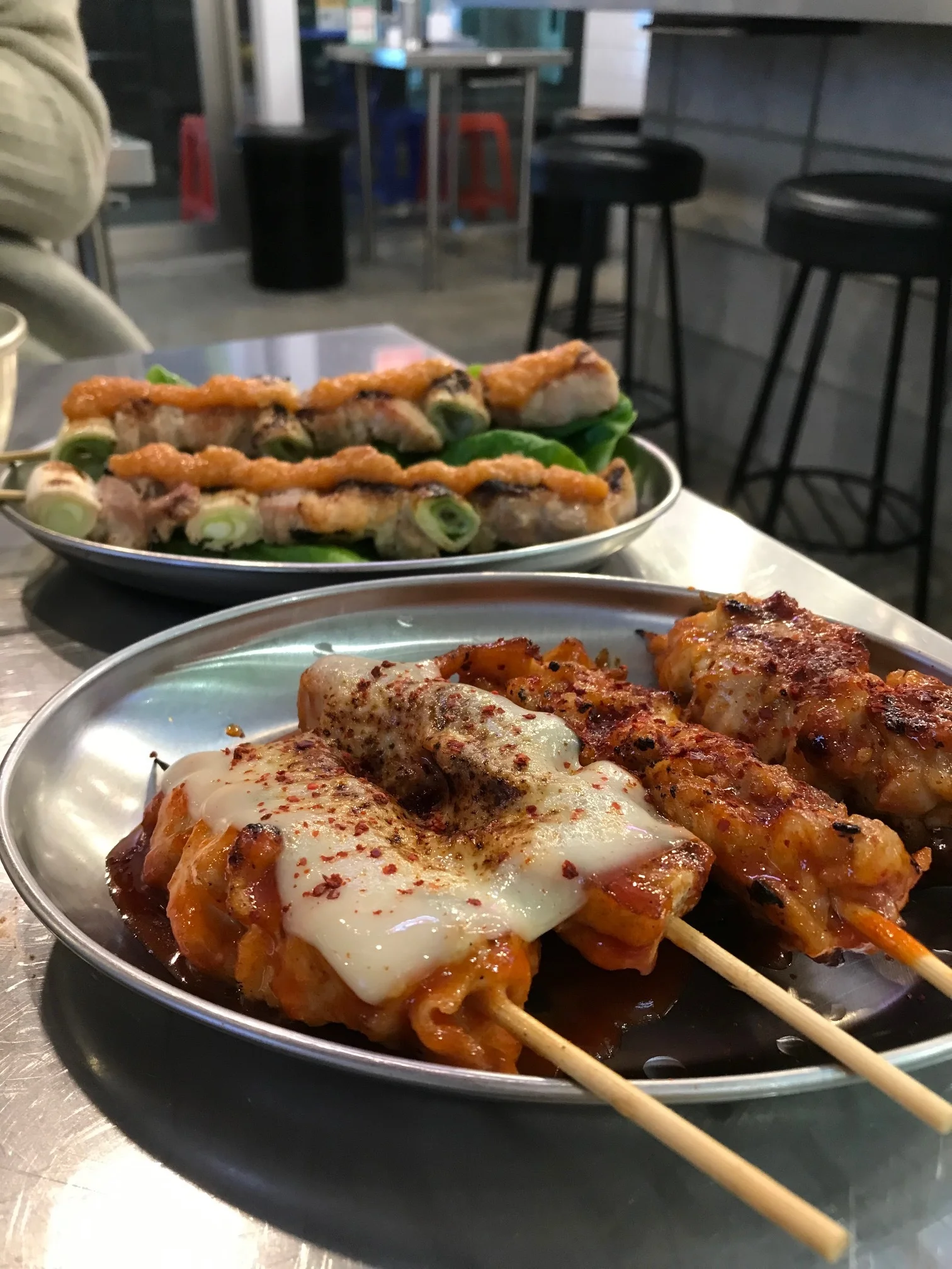 甘辛で濃厚！駅高架下で味わえる本格派韓国焼き鳥【タッコチ】