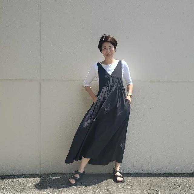 Nolley&#039;sソフトタフタワンピースにTシャツを合わせた、上品な残暑の通勤スタイル。