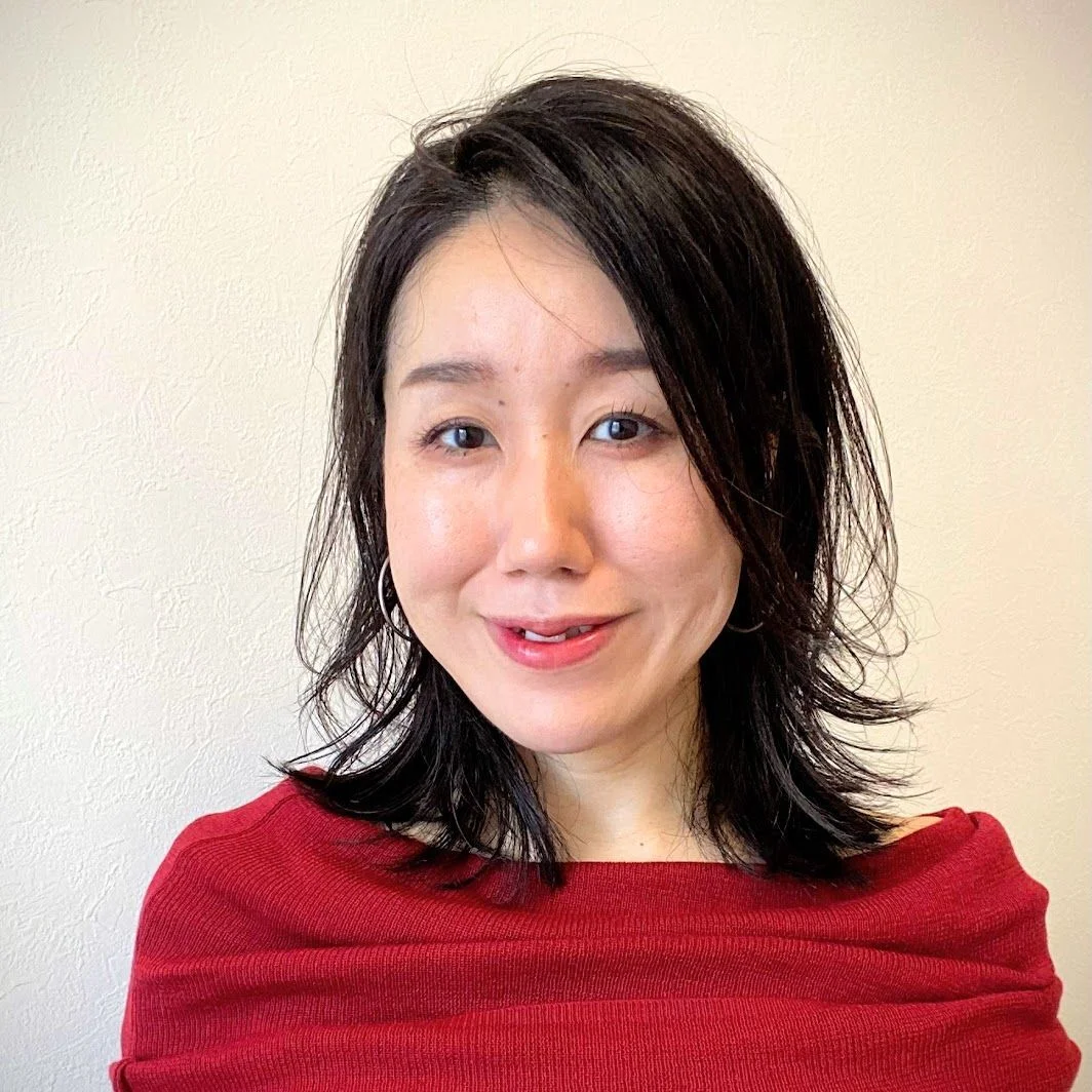 顔まわりの軽いレイヤーで柔らかい雰囲気に【40代のミディアムヘア】