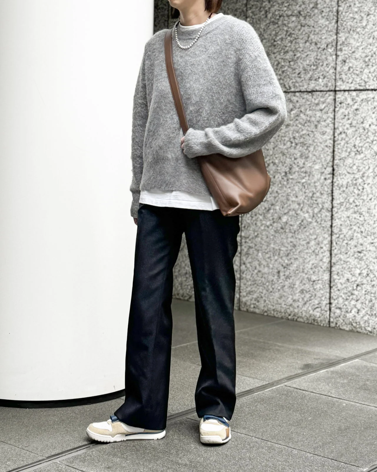 モヘア混ふわ軽コンパクトニット　ブラックパンツのコーデ