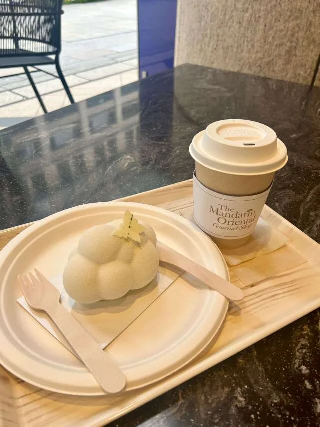 ザ マンダリン オリエンタル グルメショップ横のカフェ、オープンテラス